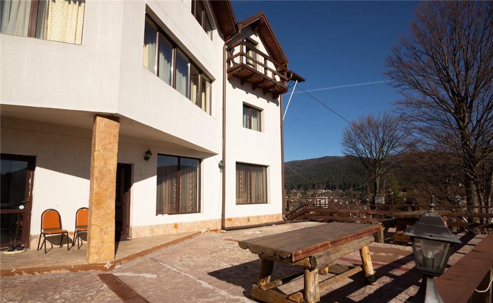 INCHIRIEZ ,CAMERE SI  APARTAMENTE CU 2 SI 3 CAMERE   IN VILA BUSTENI