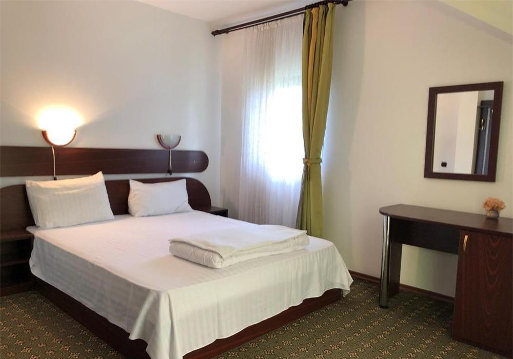 INCHIRIEZ ,CAMERE SI  APARTAMENTE CU 2 SI 3 CAMERE   IN VILA BUSTENI
