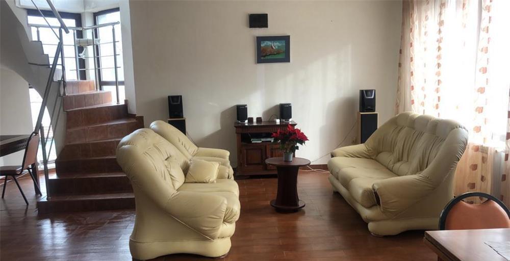 INCHIRIEZ ,CAMERE SI  APARTAMENTE CU 2 SI 3 CAMERE   IN VILA BUSTENI