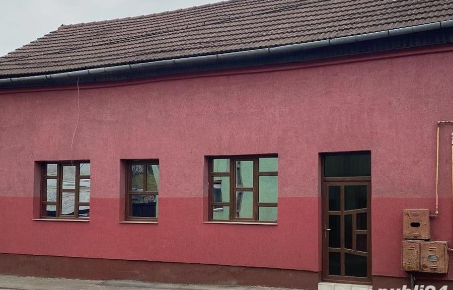 Închiriez casă cu 3 camere