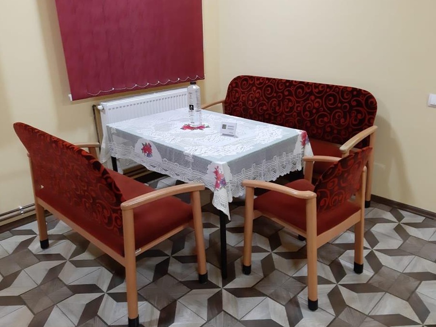 Închiriez casă cu 3 camere