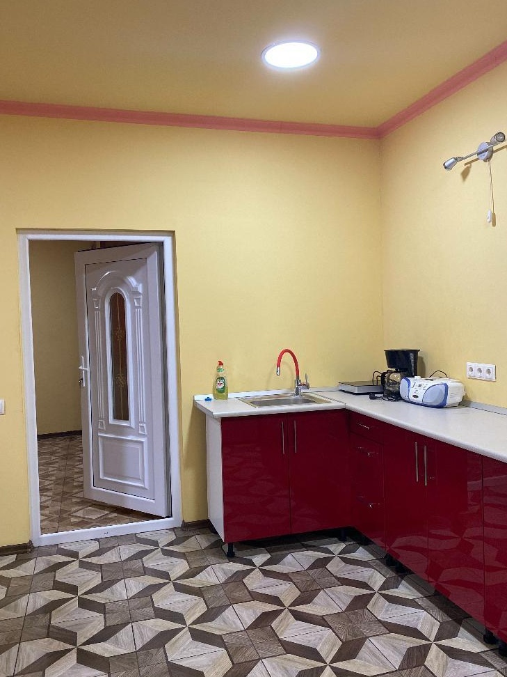 Închiriez casă cu 3 camere