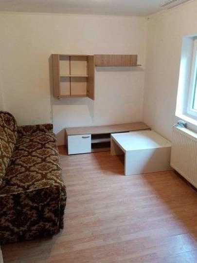 Inchiriez casa la curte cu 2 camere