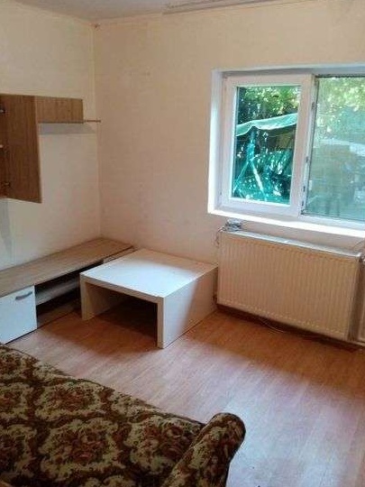 Inchiriez casa la curte cu 2 camere