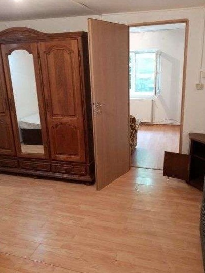 Inchiriez casa la curte cu 2 camere