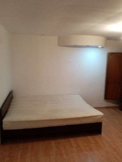 Inchiriez casa la curte cu 2 camere