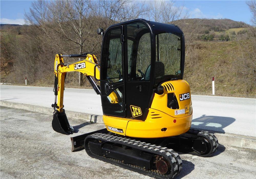 Inchiriez cilindru compactor Dynapac 2tone ,Miniexcavator 3,5t,buldoexcavator 8t,elicoptere si scule