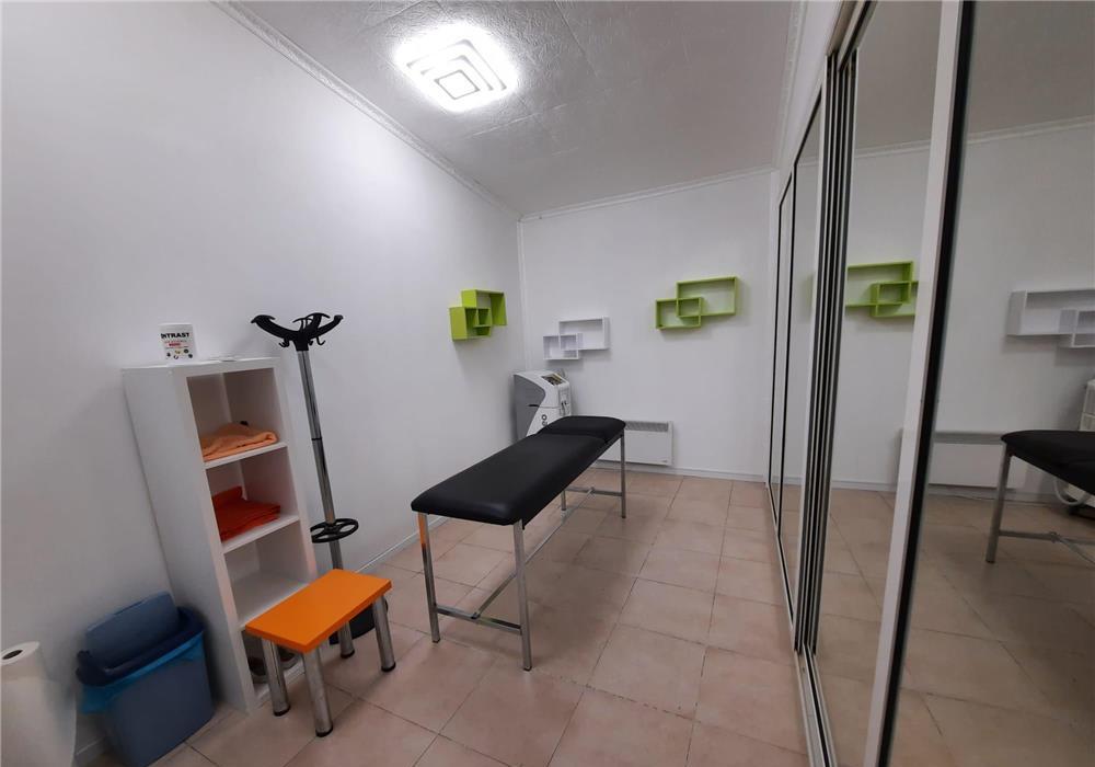 Închiriez două mese de manichiură și o cameră de cosmetică în Salon Tropical