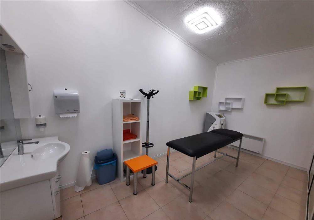 Închiriez două mese de manichiură și o cameră de cosmetică în Salon Tropical