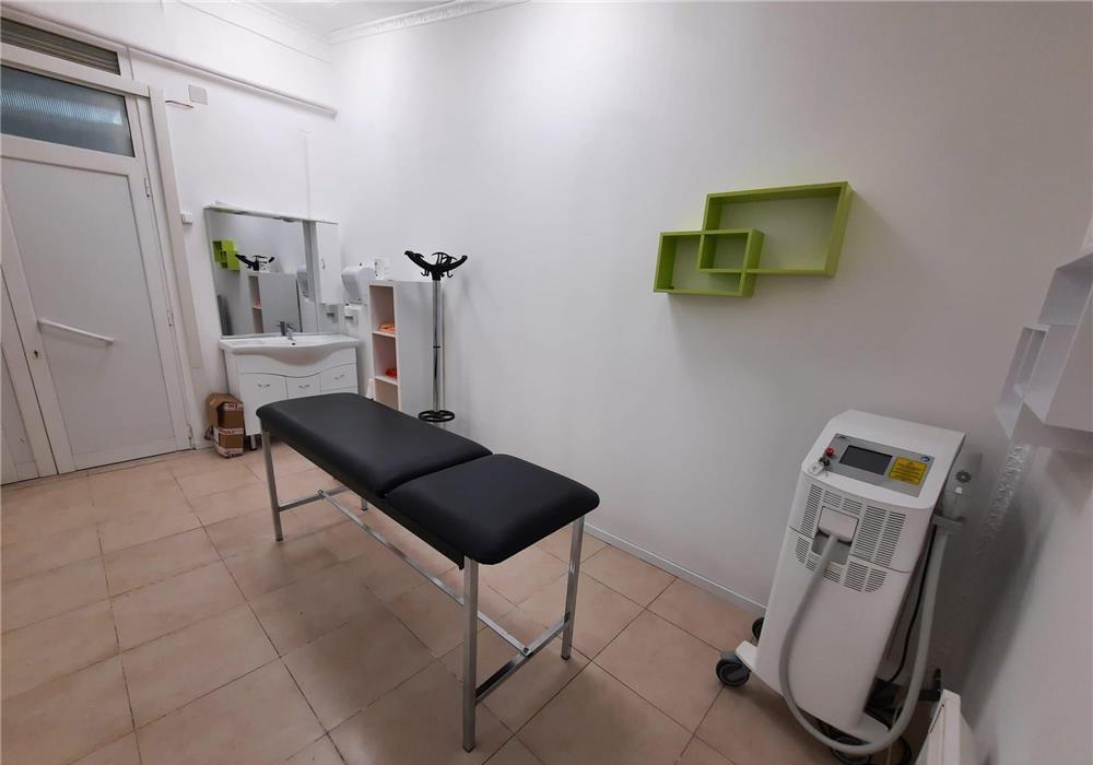 Închiriez două mese de manichiură și o cameră de cosmetică în Salon Tropical