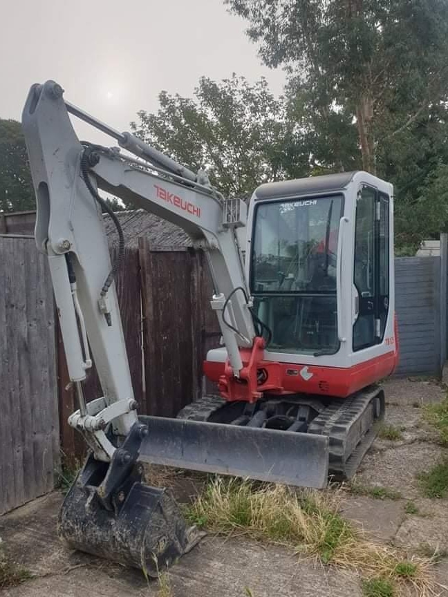 Închiriez Excavator 3t ,  Cilindru compactor 3t, Dumper 3t  sau execut lucrări.Avem și alte utilaje.
