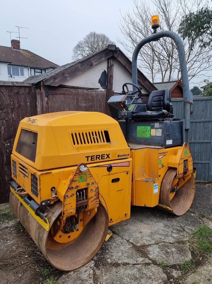 Închiriez Excavator 3t ,  Cilindru compactor 3t, Dumper 3t  sau execut lucrări.Avem și alte utilaje.