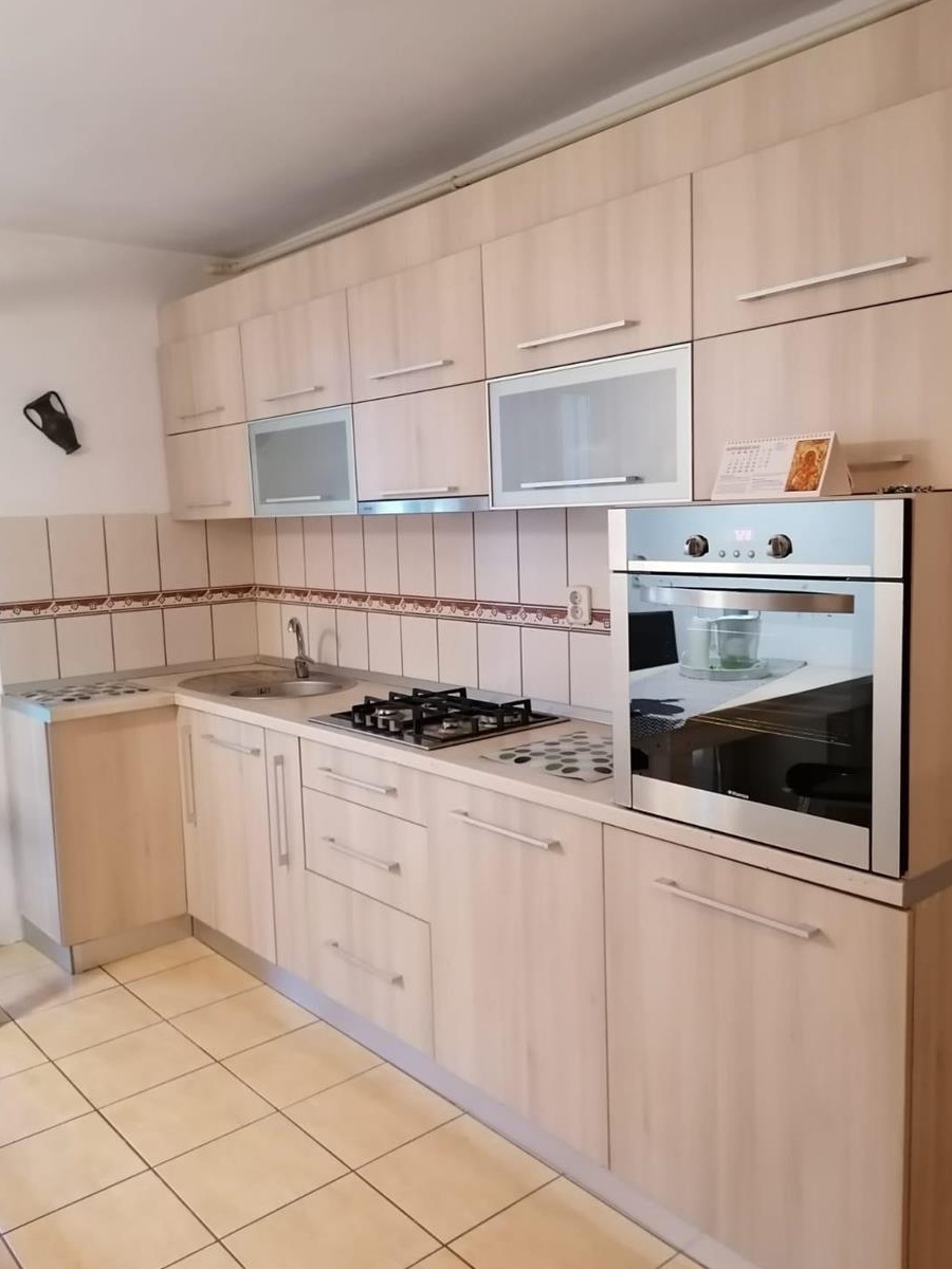 închiriez garsonieră (apartament 1 camera)