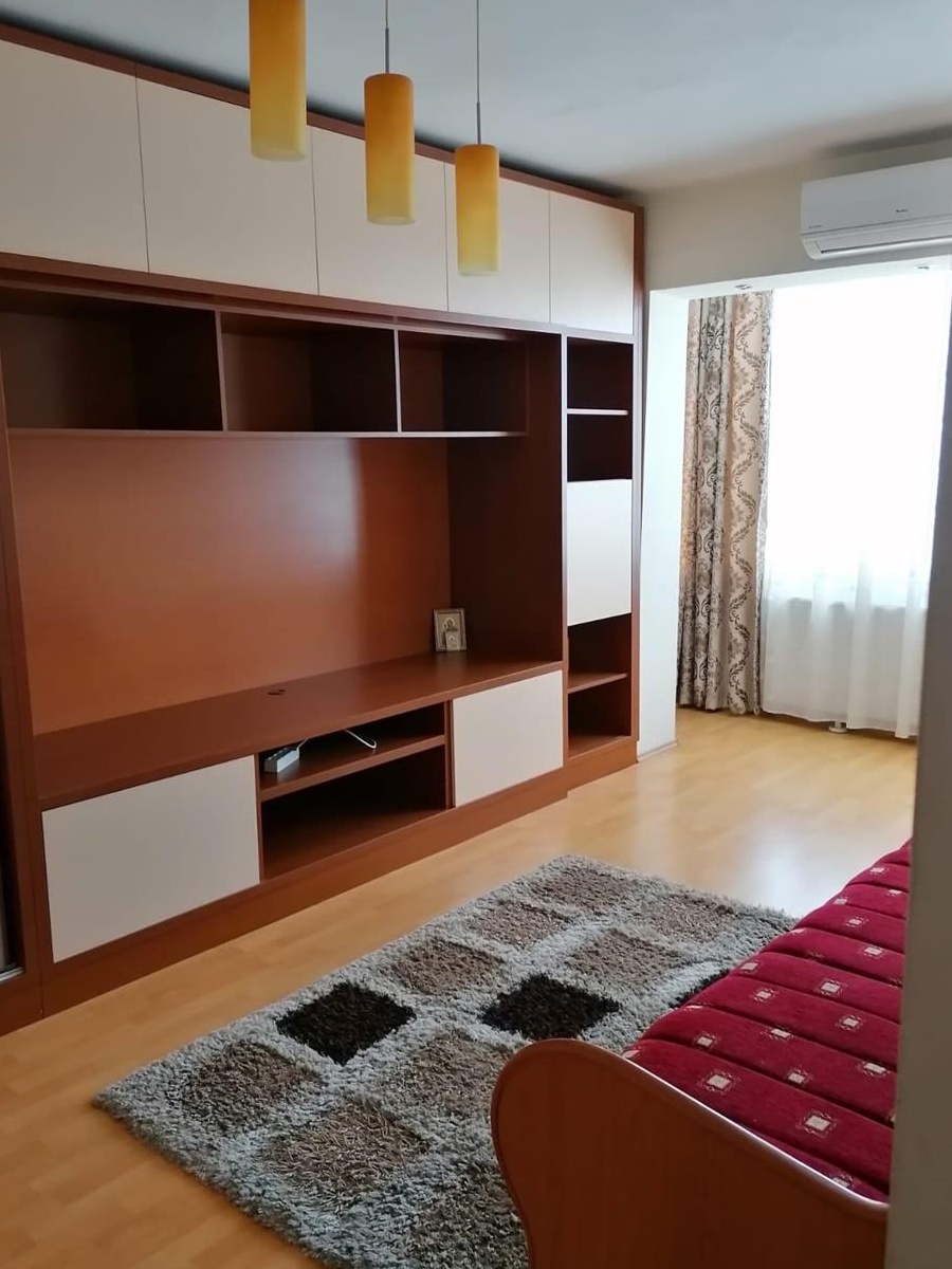 închiriez garsonieră (apartament 1 camera)
