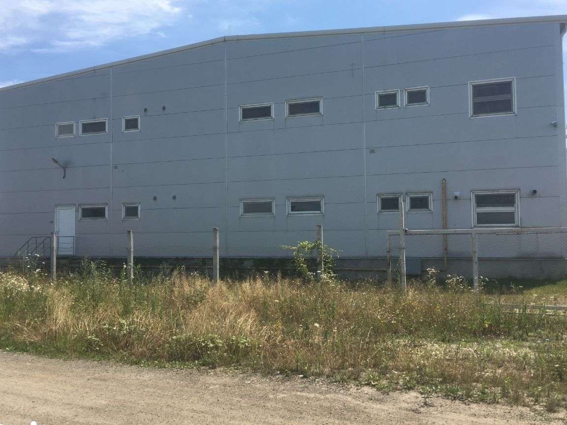 Închiriez hală industrială.