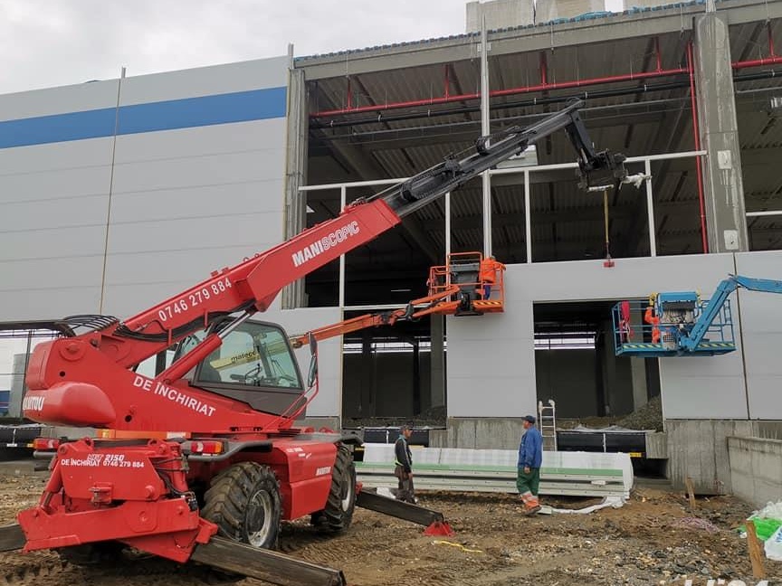 Închiriez Manitou Rotativ 21 metri cu Furci Cupă Macara Timișoara