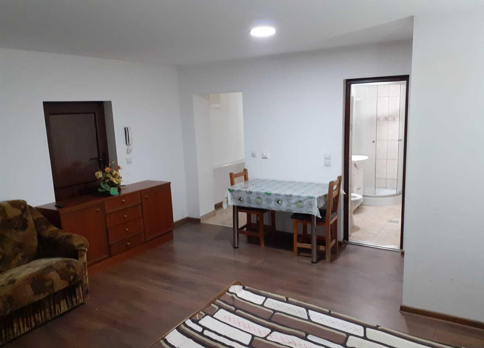Închiriez mini apartament mobilat lux în centru