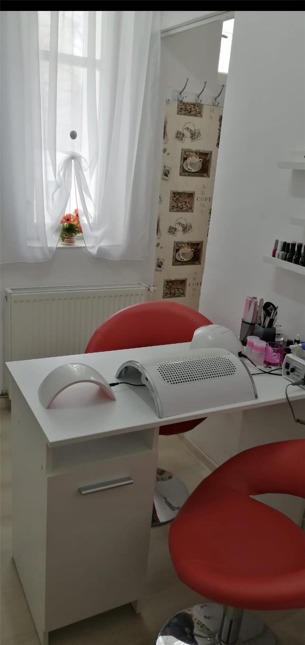 Închiriez post de manichiura și Cosmetica