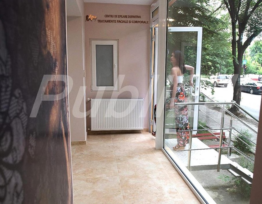 Inchiriez salon infrumusetare.Este situat la strada principala,vad auto-pietonal