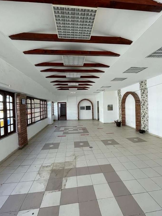 Închiriez spațiu comercial 100 mp, plus pivnița de 100 mp.