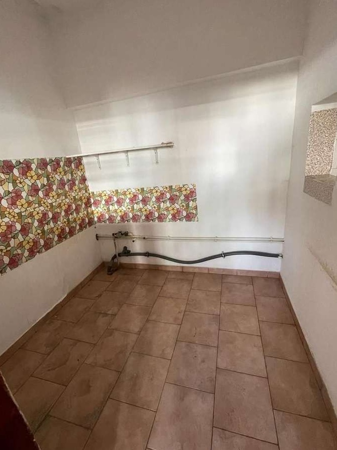 Închiriez spațiu comercial 100 mp, plus pivnița de 100 mp.