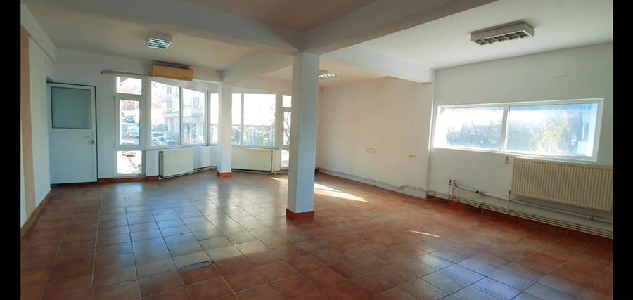 Închiriez spațiu comercial central