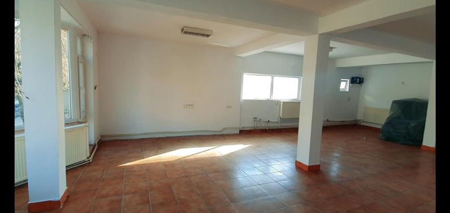 Închiriez spațiu comercial central