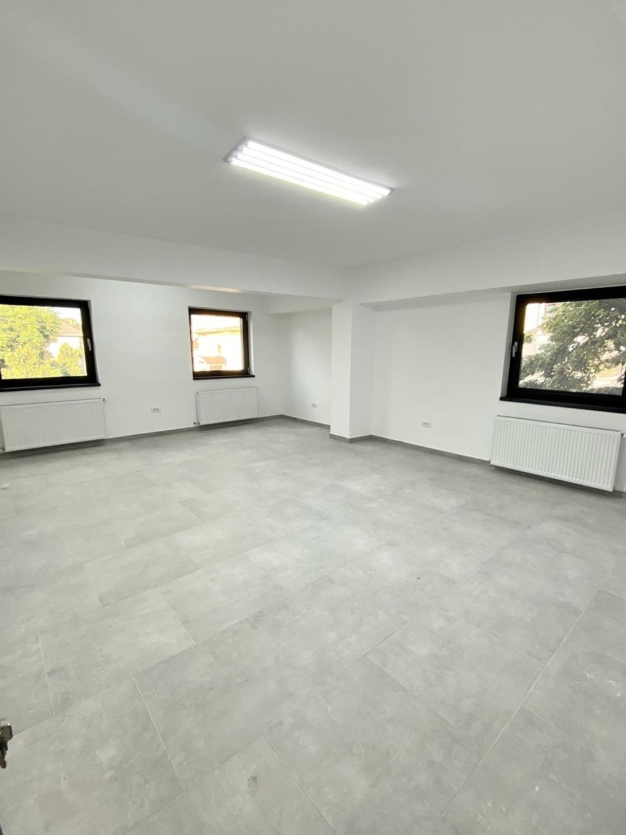 Inchiriez spatiu comercial de 150 mp