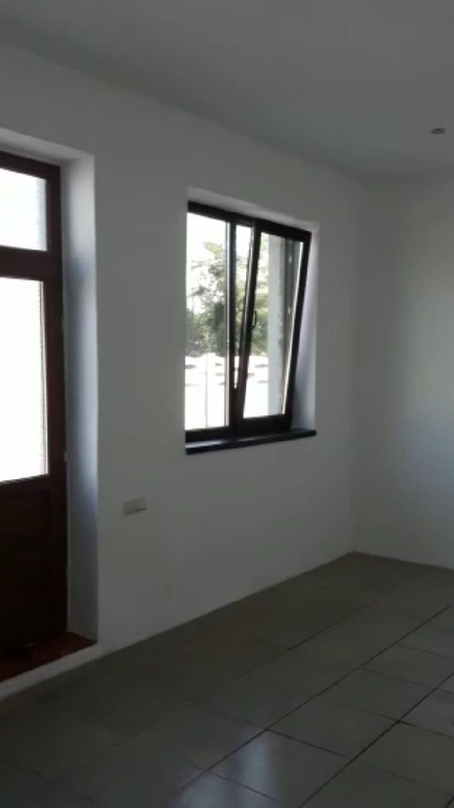 Închiriez spatiu comercial în LANURILE 30 mp.