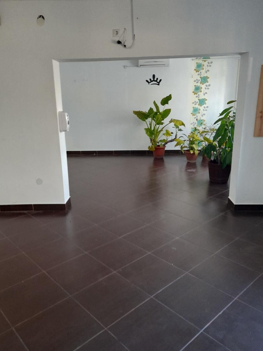 închiriez spațiu comerciali ,35 mp.