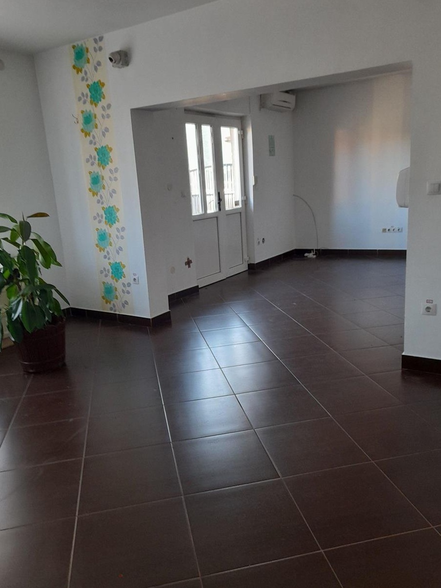 închiriez spațiu comerciali ,35 mp.