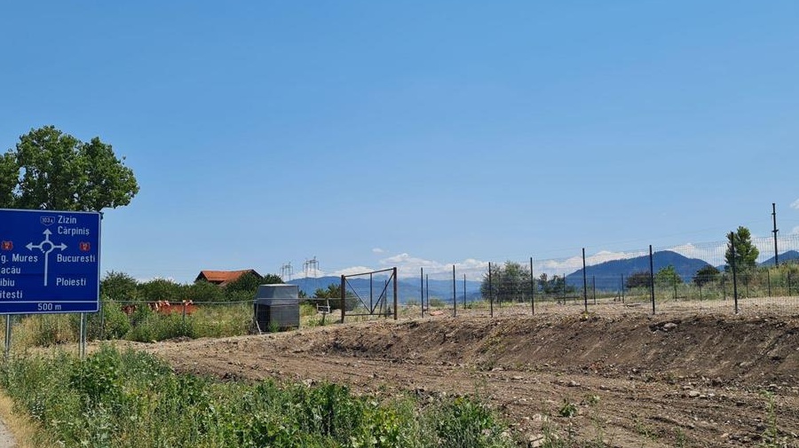 Inchiriez teren cu suprafata de 1600mp situat in Brasov