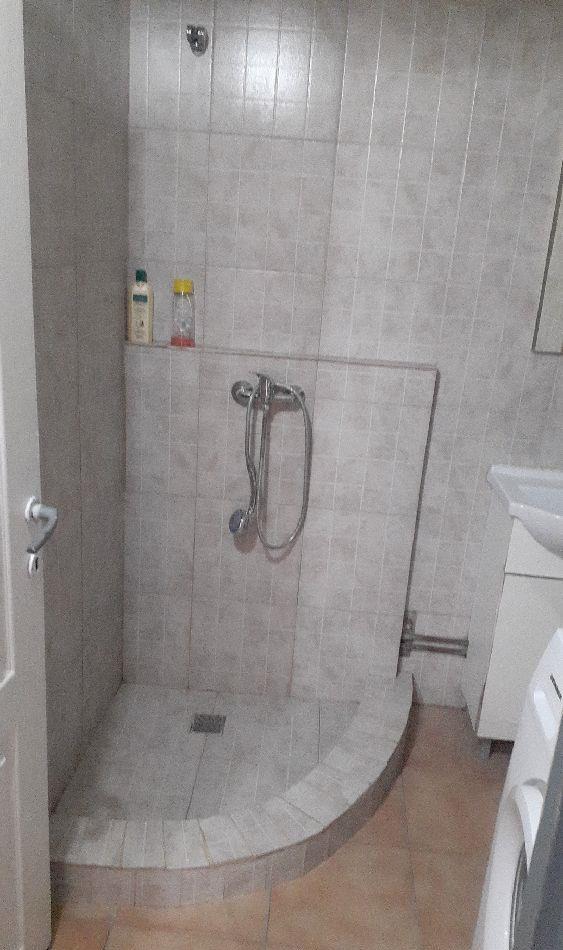 inchiriez,ap  la casă pt. muncitiri