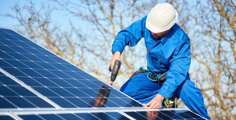 Instalator Panouri Solare. Electrician