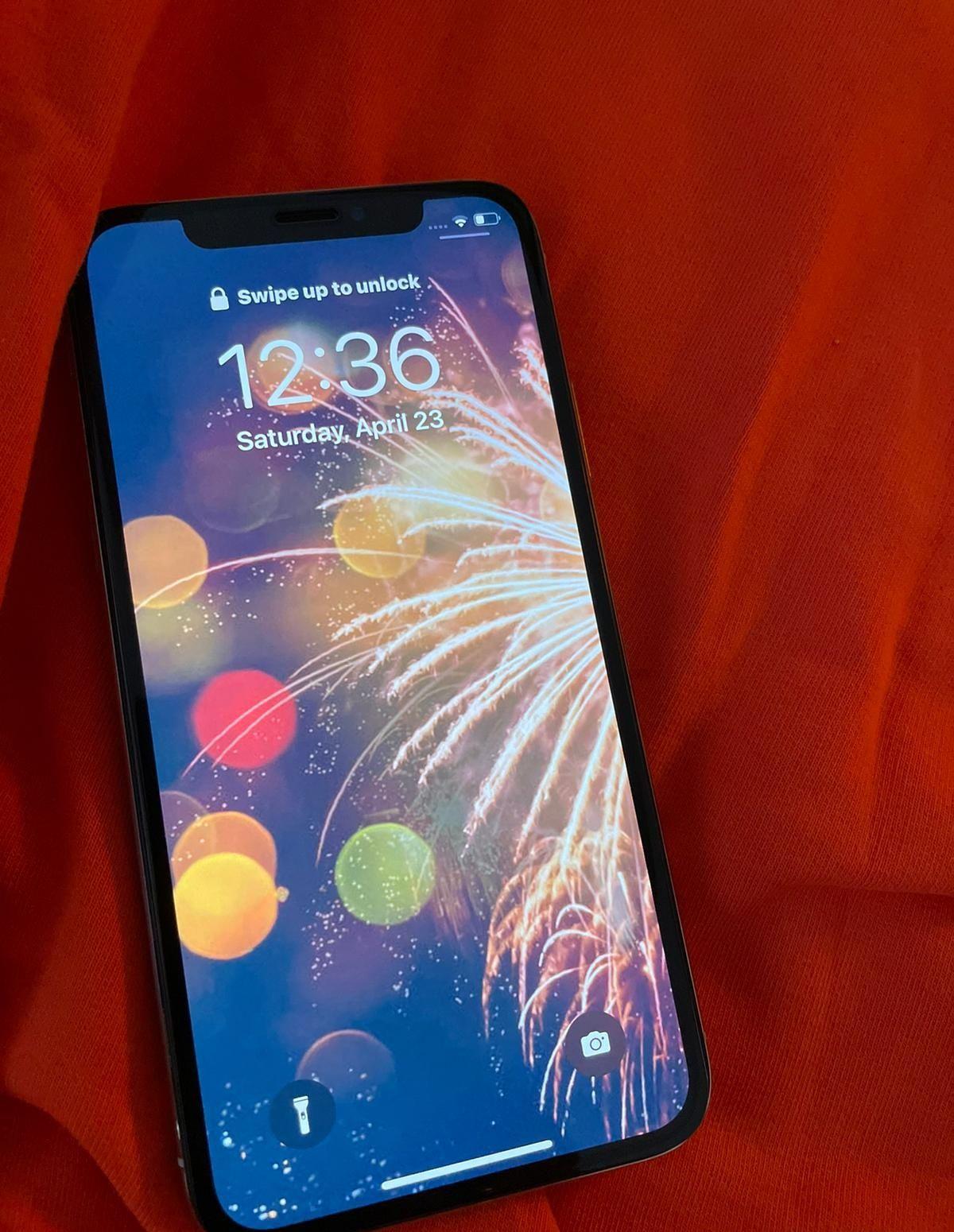 Iphone x 64 gb tinut in husa de nou