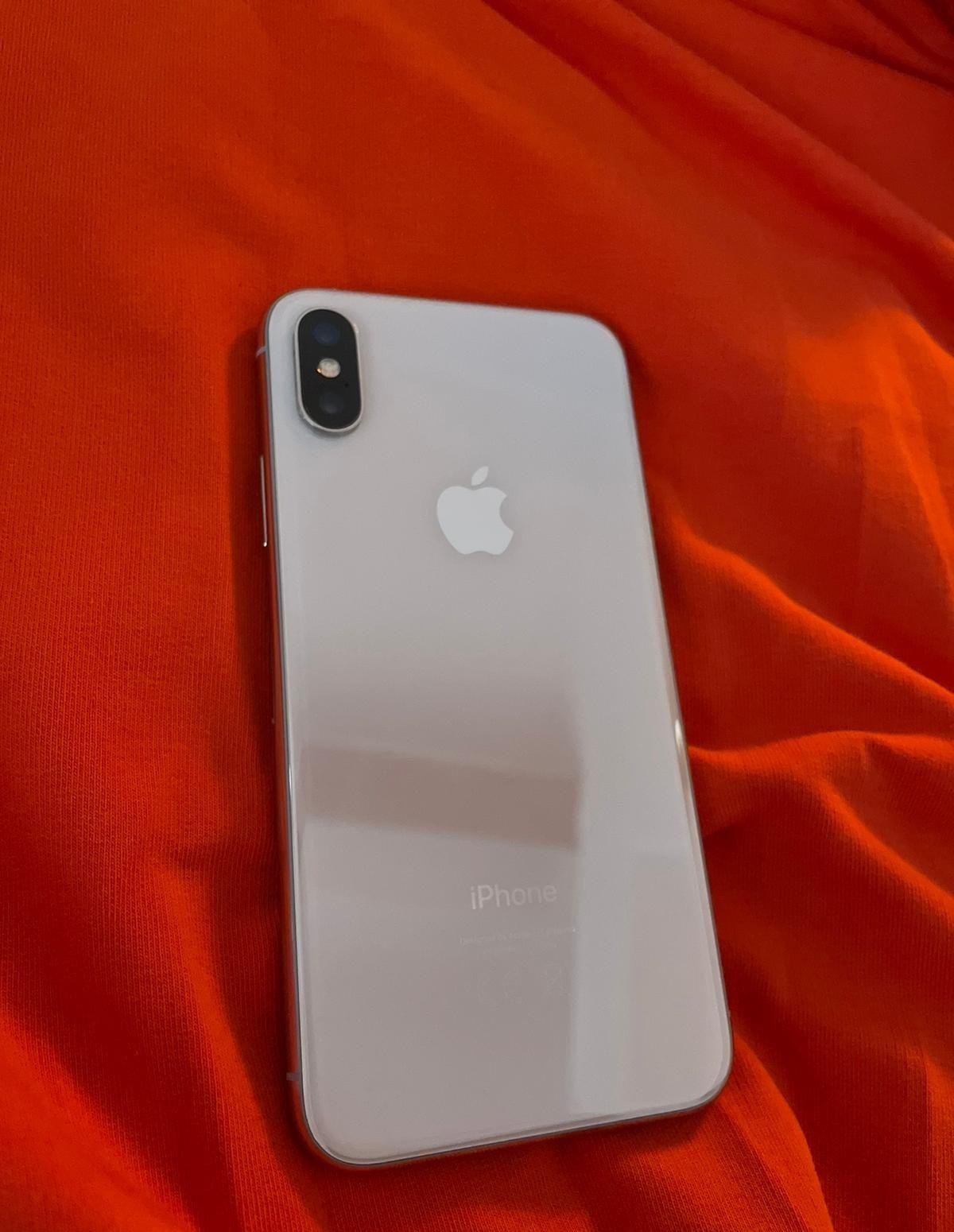 Iphone x 64 gb tinut in husa de nou
