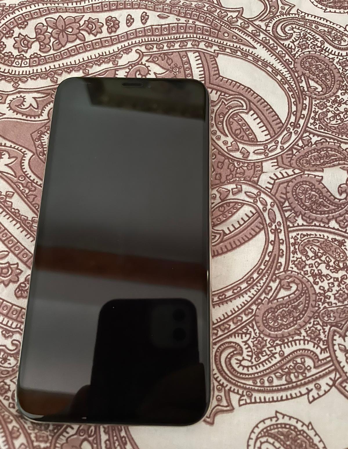 Iphone x 64 gb tinut in husa de nou