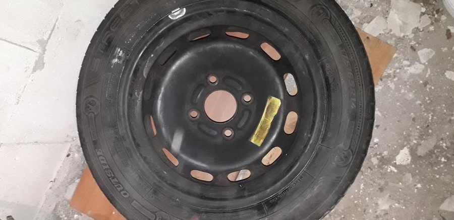Jante cu cauciucuri si capace originale Ford Fiesta R14