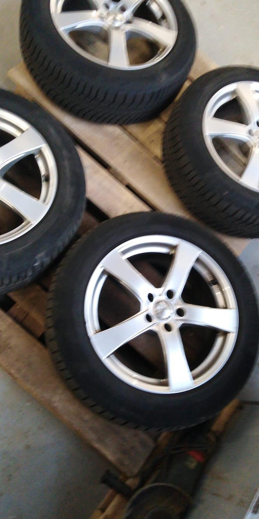 Jante DEZENT R18 + Anvelope iarna Continental