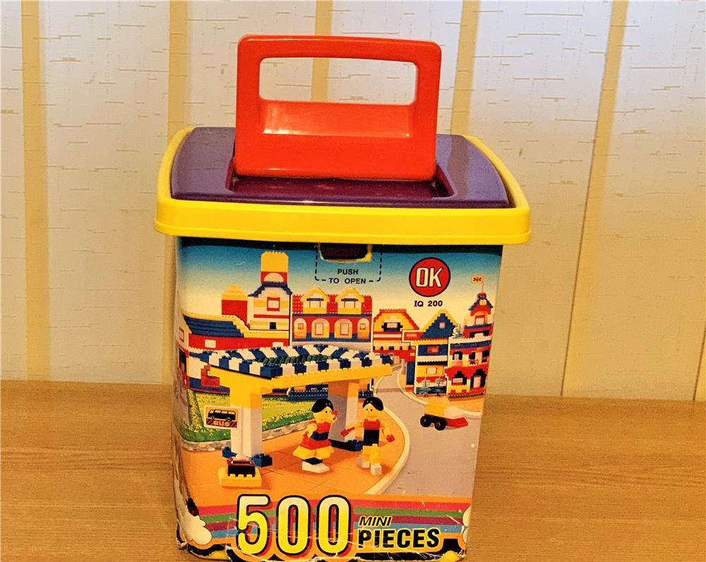 Joc cu piese similare cu LEGO
