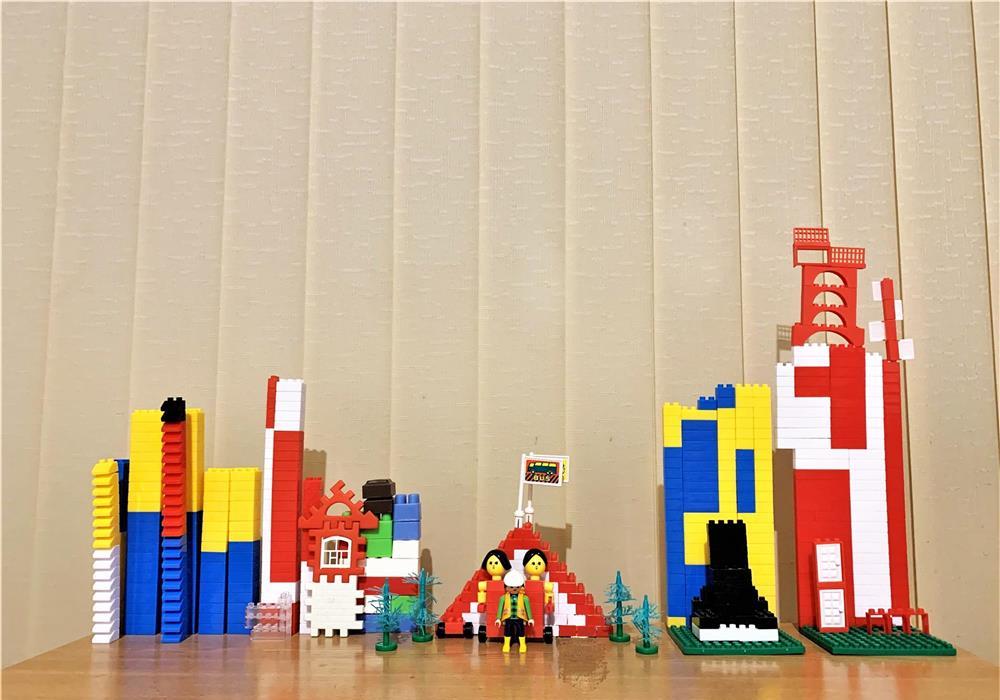 Joc cu piese similare cu LEGO