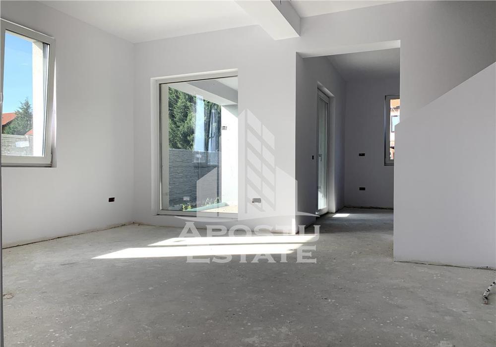 Jumatate de duplex cu 5 camere, despartit prin camera tehnica