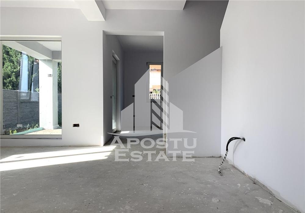 Jumatate de duplex cu 5 camere, despartit prin camera tehnica