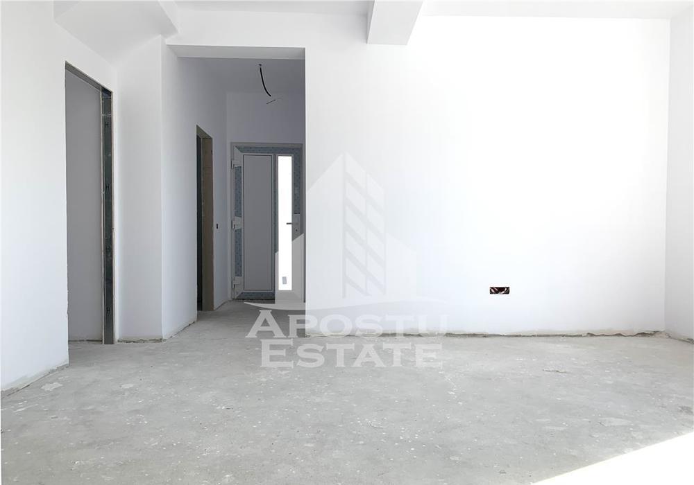 Jumatate de duplex cu 5 camere, despartit prin camera tehnica