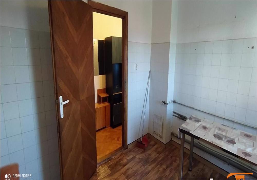 Kiriac, 2 camere, et intermediar,bloc izolat