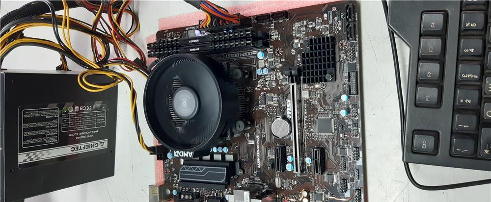 KIT Gaming AMD Ryzen 5 - 2400g  DDR4 - 8 Gb  MSI A320M PRO-VD Plus