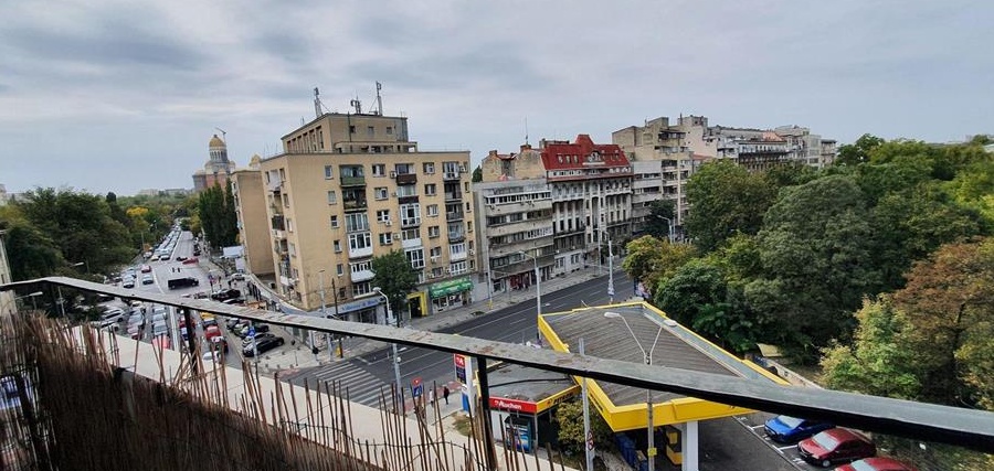 Kogalniceanu, bloc 1962 cu centrala proprie, apartament cochet, luminos, cu balcon si priveliste