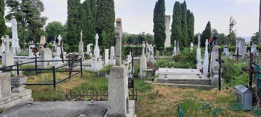 Loc de veci cu cavou liber cu 2 cripte in cimitirul Eternitatea din Iasi - langa cimitirul eroilor