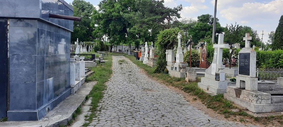 Loc de veci cu cavou liber cu 2 cripte in cimitirul Eternitatea din Iasi - langa cimitirul eroilor