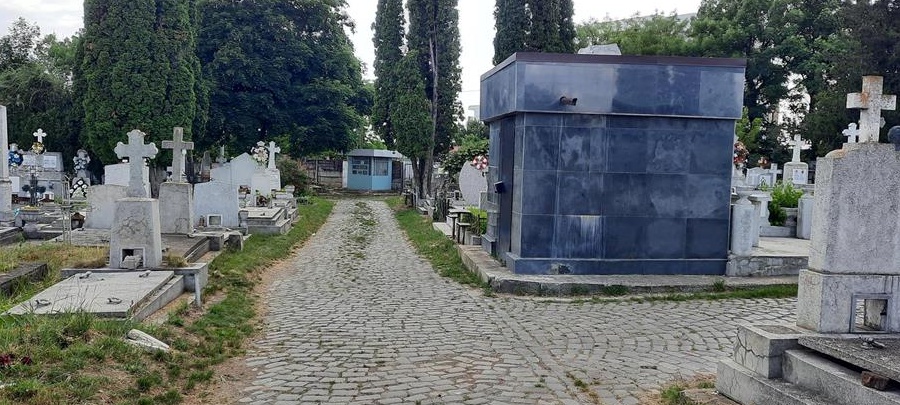 Loc de veci cu cavou liber cu 2 cripte in cimitirul Eternitatea din Iasi - langa cimitirul eroilor